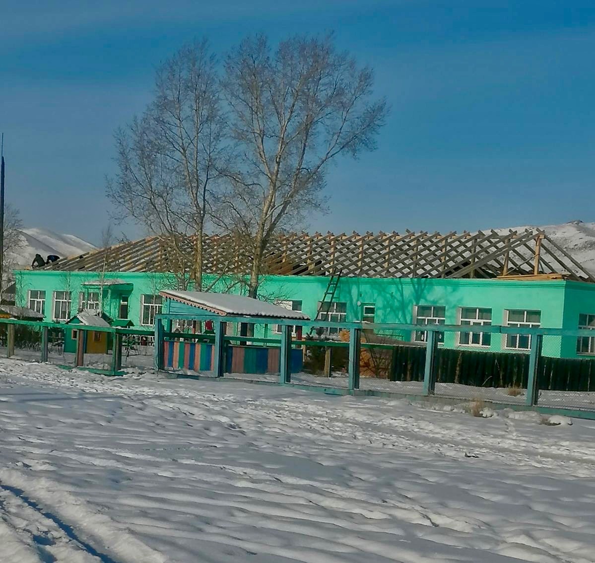 Продолжается капитальный ремонт кровли детского сада села Дырестуй..